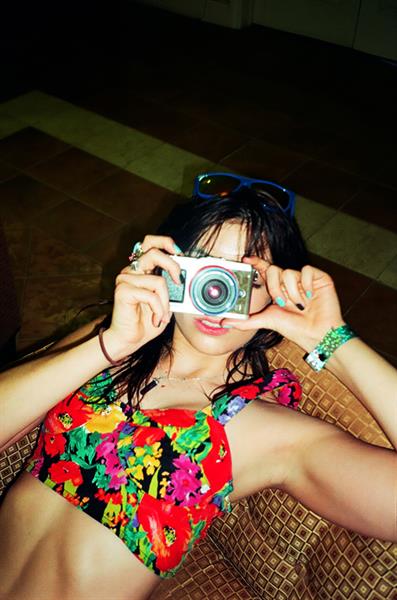 Daisy Lowe taking a selfie