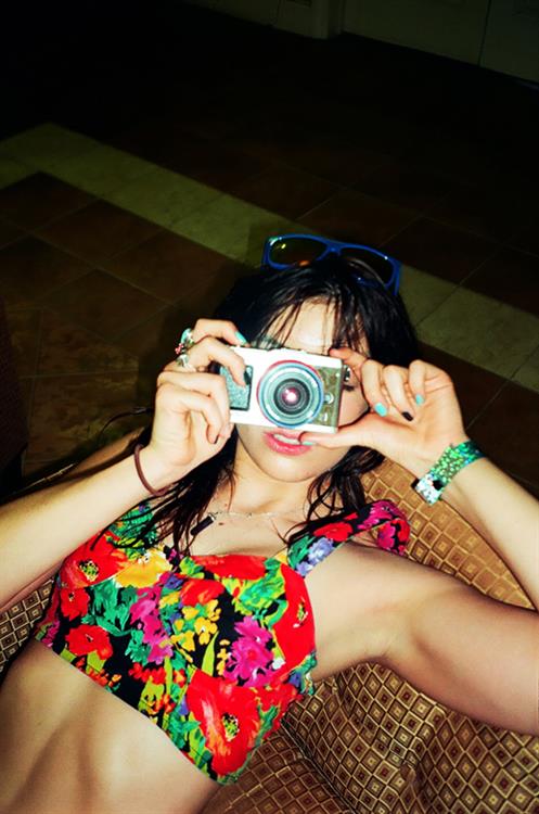 Daisy Lowe taking a selfie