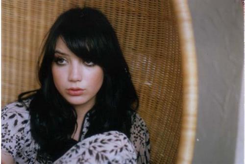 Daisy Lowe