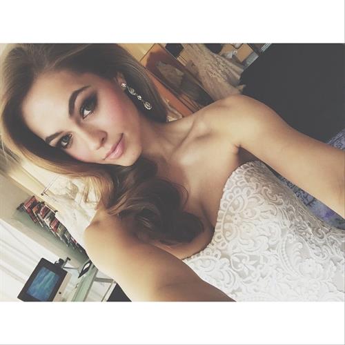 Caroline Kelley taking a selfie