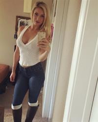 Paige Spiranac taking a selfie
