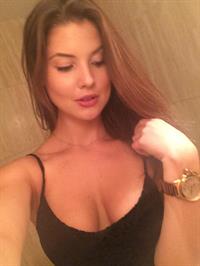 Amanda Cerny taking a selfie