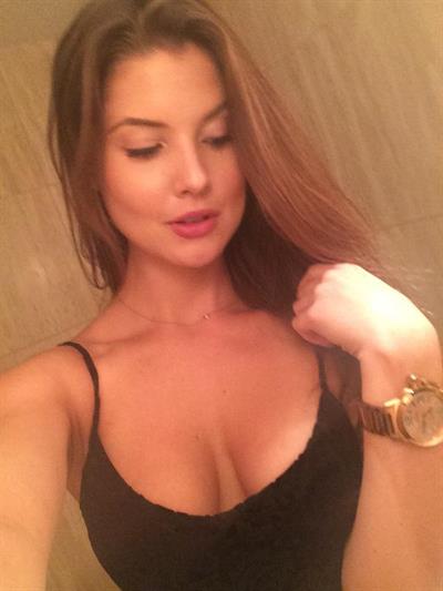 Amanda Cerny taking a selfie