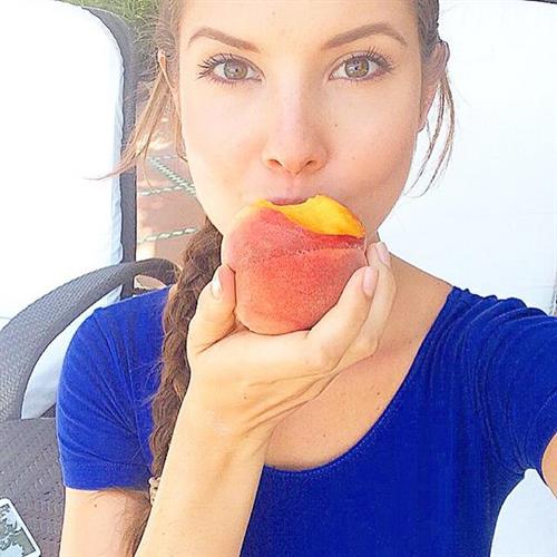 Amanda Cerny taking a selfie