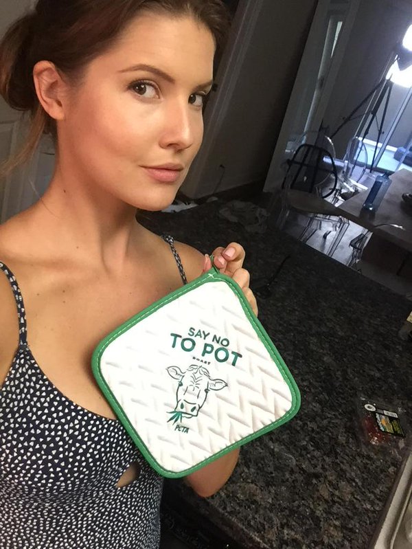 Amanda Cerny taking a selfie