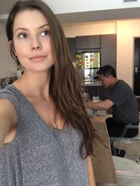 Amanda Cerny taking a selfie