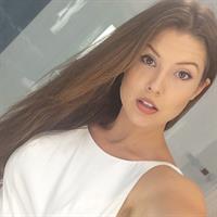 Amanda Cerny taking a selfie