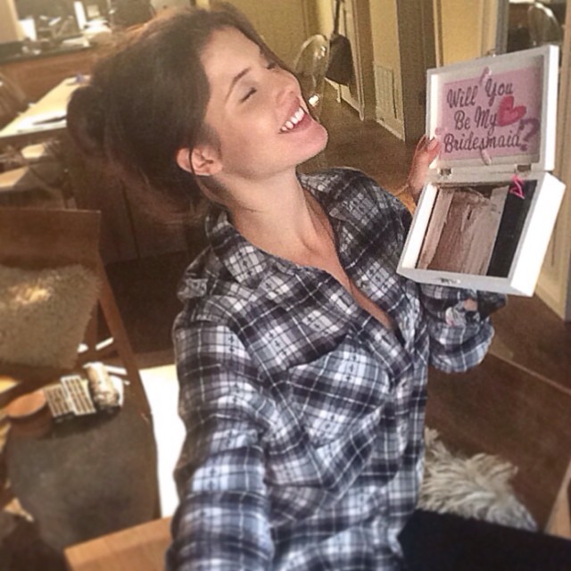 Amanda Cerny taking a selfie