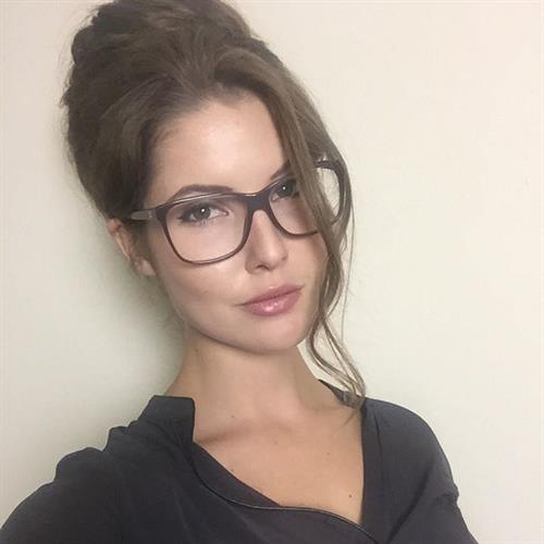 Amanda Cerny taking a selfie