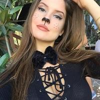 Amanda Cerny taking a selfie