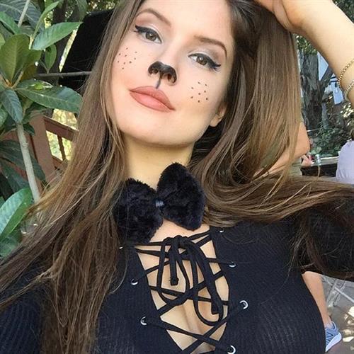 Amanda Cerny taking a selfie