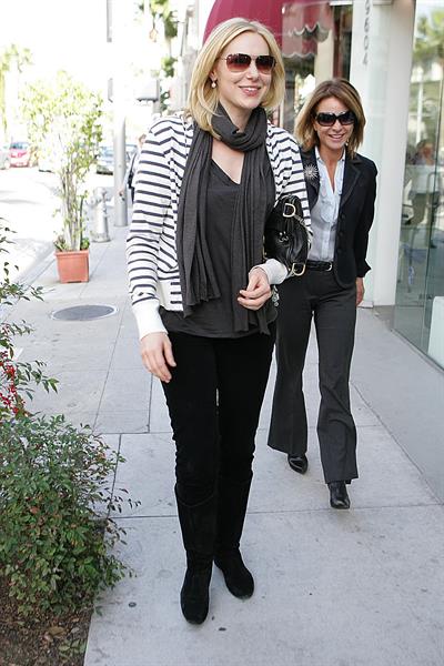 Laura Prepon out for lunch in Beverly Hills December 18, 2009