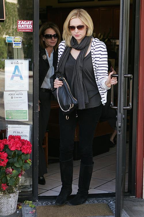 Laura Prepon out for lunch in Beverly Hills December 18, 2009