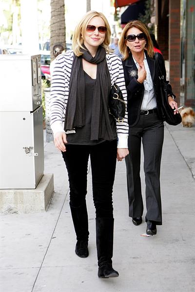 Laura Prepon out for lunch in Beverly Hills December 18, 2009