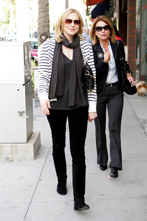Laura Prepon out for lunch in Beverly Hills December 18, 2009