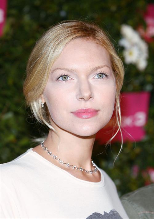  Laura Prepon Launch Of The T-Mobile Sidekick