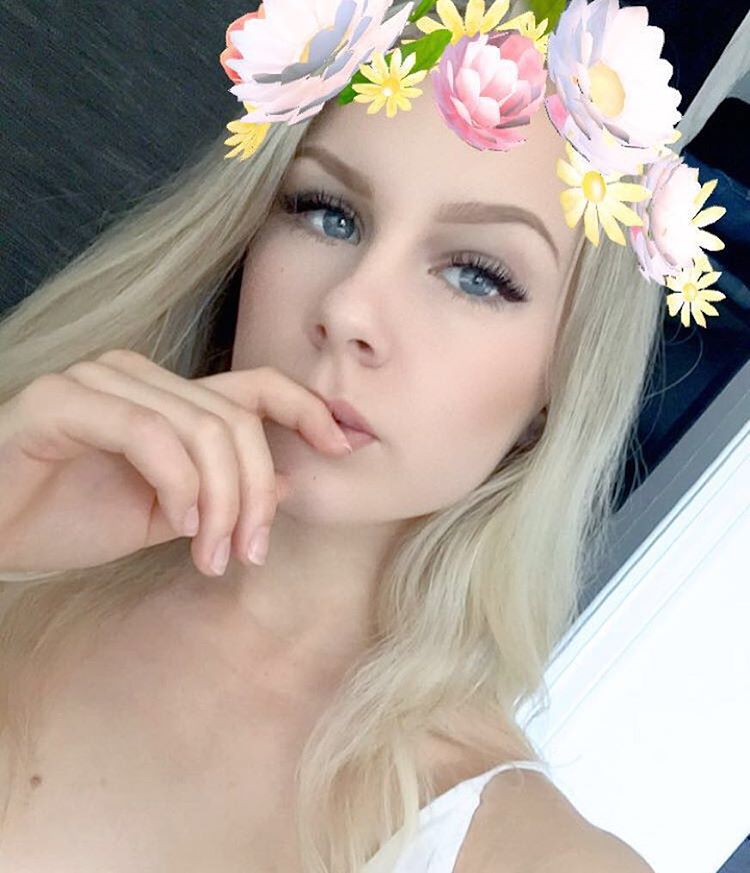 Amanda Bennett taking a selfie