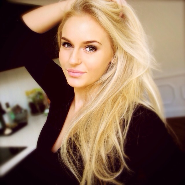 Anna Nyström taking a selfie