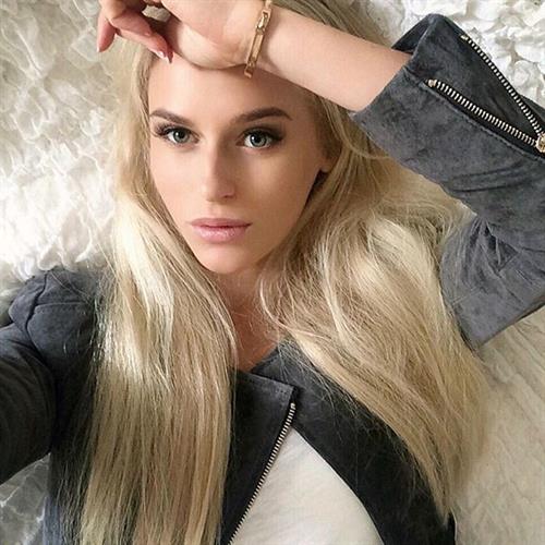 Anna Nyström taking a selfie