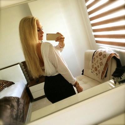 Anna Nyström taking a selfie