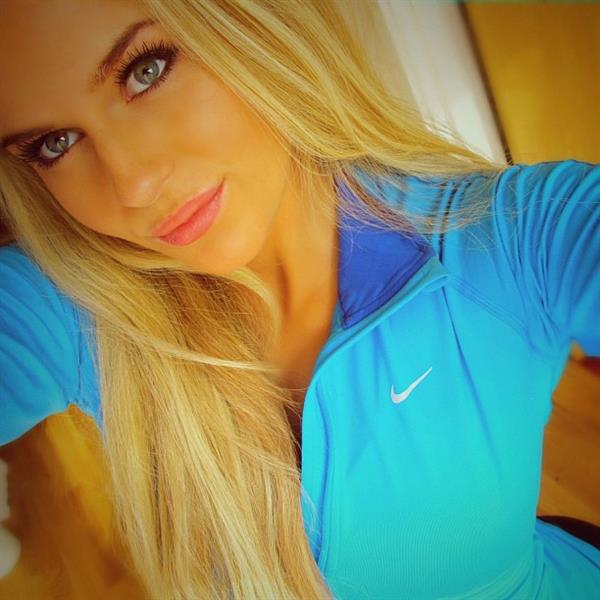 Anna Nyström taking a selfie