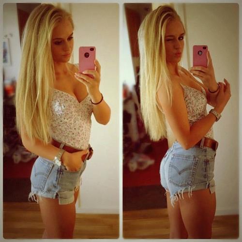 Anna Nyström taking a selfie