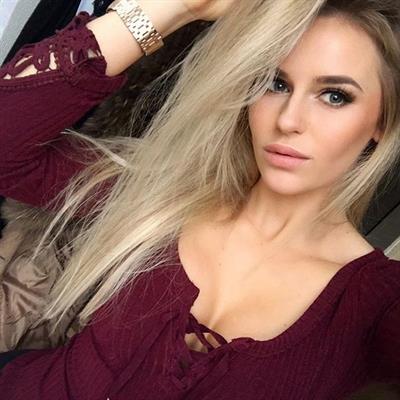 Anna Nyström taking a selfie