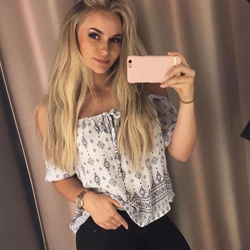 Anna Nyström taking a selfie