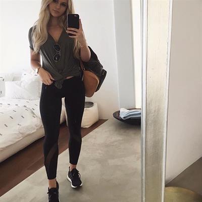 Anna Nyström taking a selfie