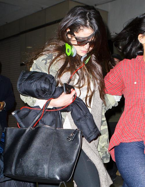 Selena Gomez Pictures Selena Gomez – LAX airport arrival in LA 1/5/13