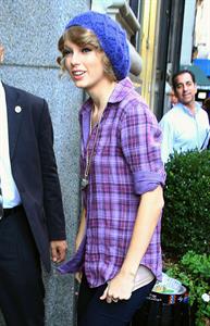 Taylor Swift arriving David Letterman Show October 26, 2010 
