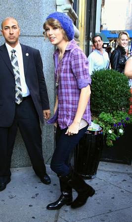 Taylor Swift arriving David Letterman Show October 26, 2010 