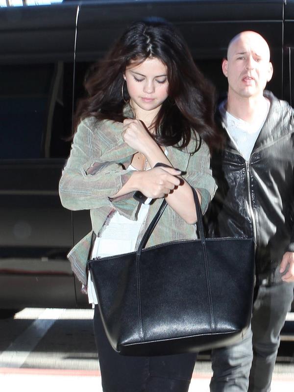 Selena Gomez leaving the ER in Los Angeles November 19, 2012 