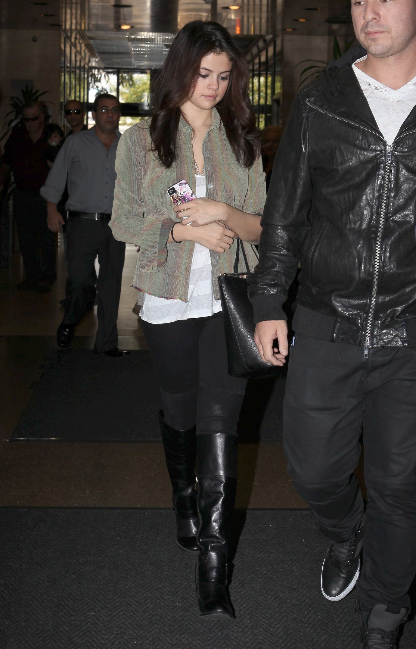 Selena Gomez leaving the ER in Los Angeles November 19, 2012 