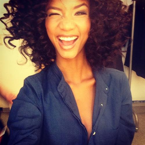 Ariela Oliveira taking a selfie