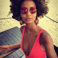 Ariela Oliveira taking a selfie