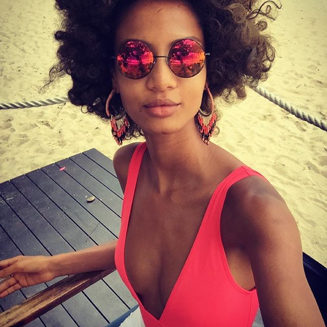 Ariela Oliveira taking a selfie