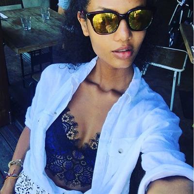 Ariela Oliveira taking a selfie