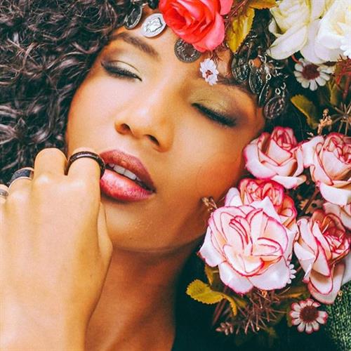 Ariela Oliveira taking a selfie