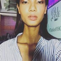 Ariela Oliveira taking a selfie