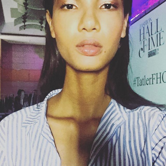 Ariela Oliveira taking a selfie