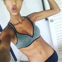 Ariela Oliveira taking a selfie