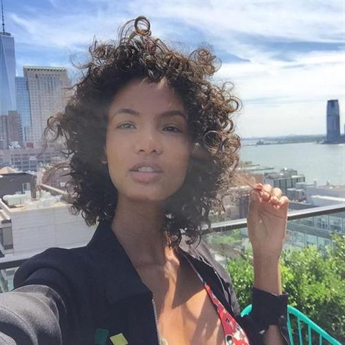 Ariela Oliveira taking a selfie