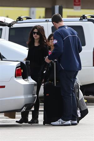 Selena Gomez Pictures Selena Gomez returning to her home outside of Dallas 11/13/12