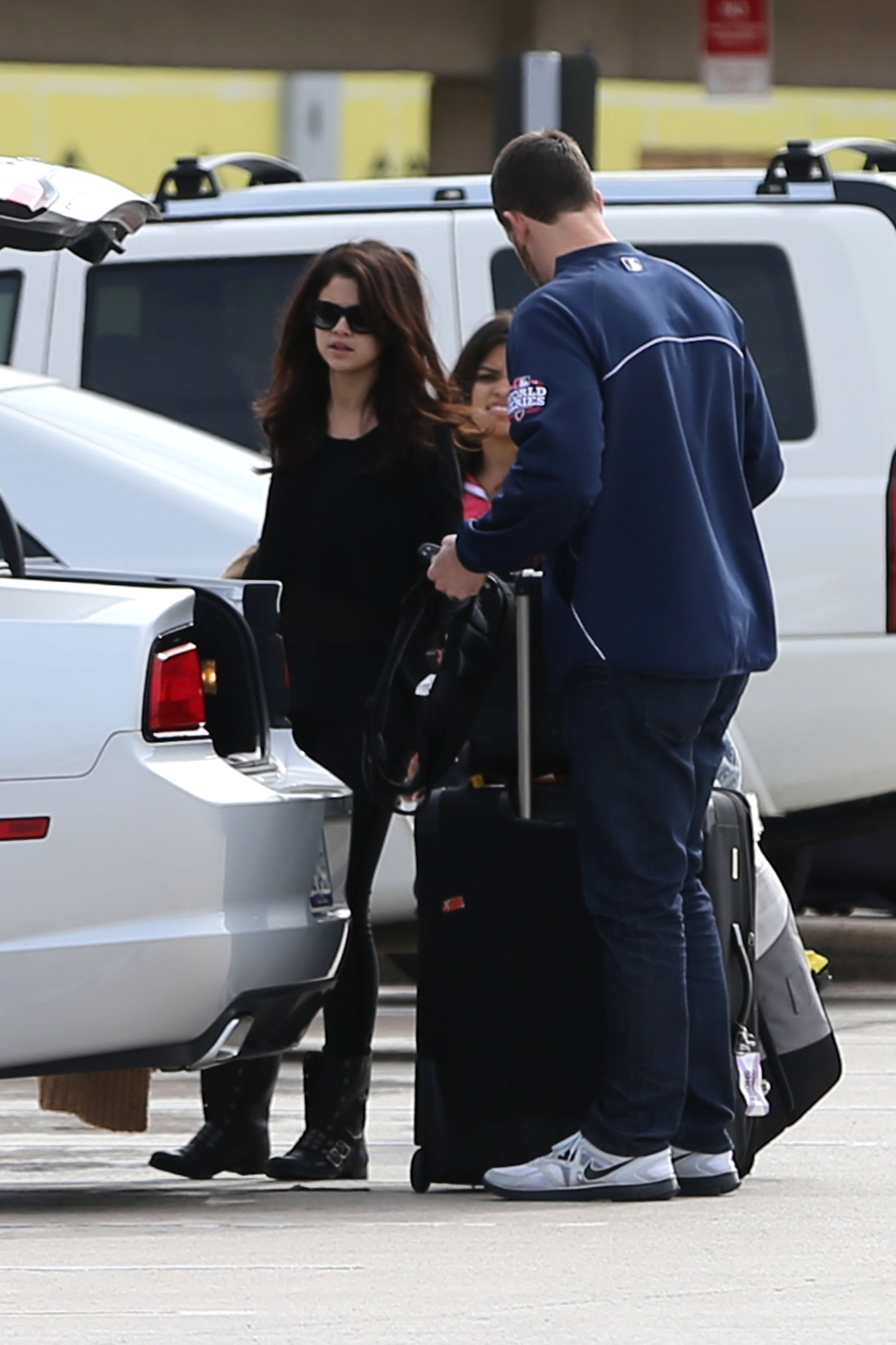 Selena Gomez returning to her home outside of Dallas 11/13/12 