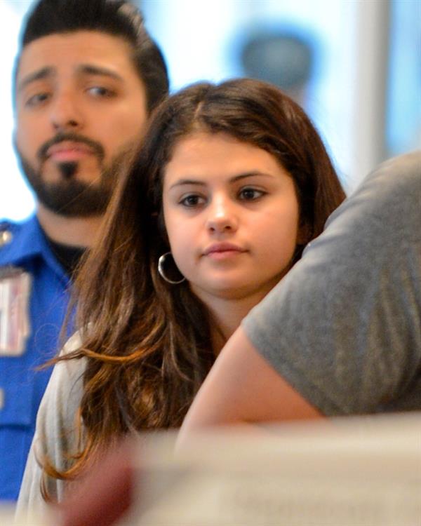 Selena Gomez at Los Angeles airport November 10, 2012