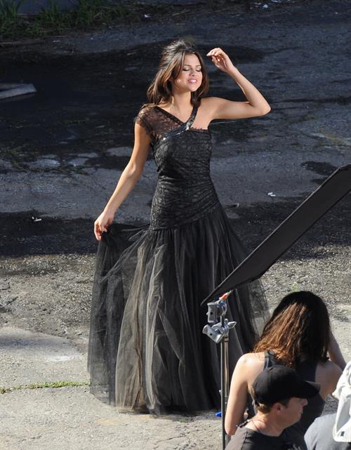 Behind the scenes of Selena Gomez's new video, 'Who Says' 