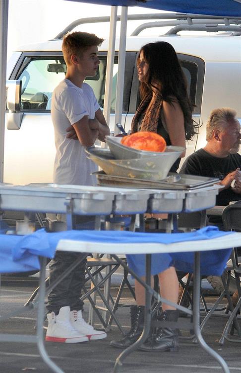 Selena Gomez - On the set of 'Feed the Dog' in Los Angeles Augusts 29, 2012