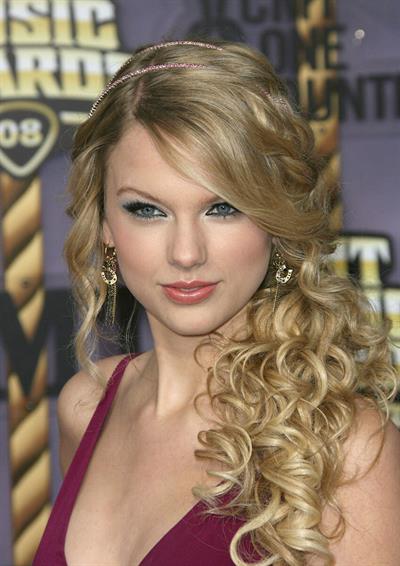 Taylor Swift at the 2008 CMT Music awards in Nashville 