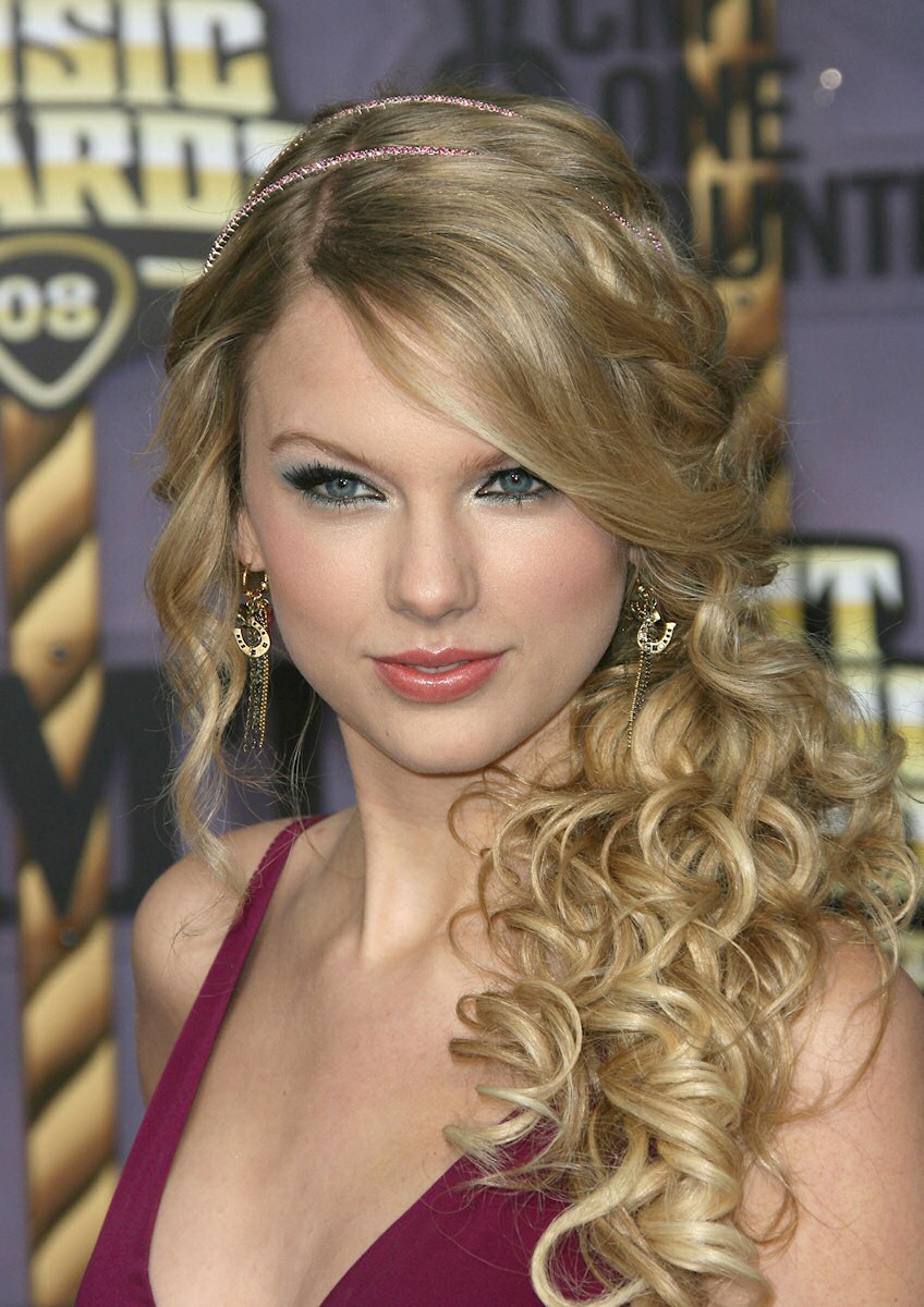Taylor Swift at the 2008 CMT Music awards in Nashville 